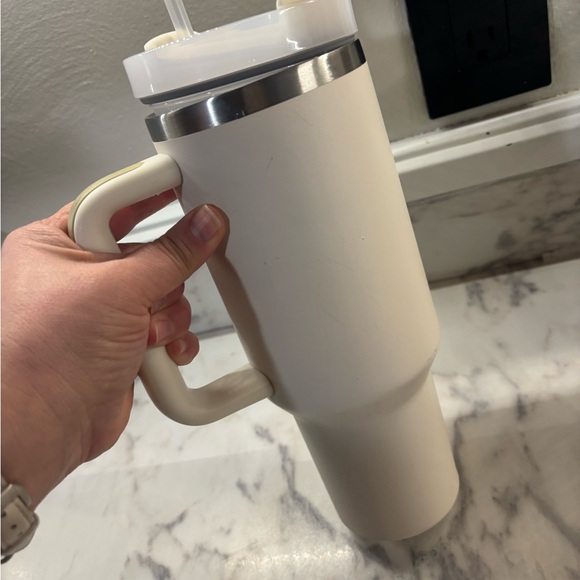 Very Good Condition. 40 oz. Stanley tumbler - Picture 4 of 7